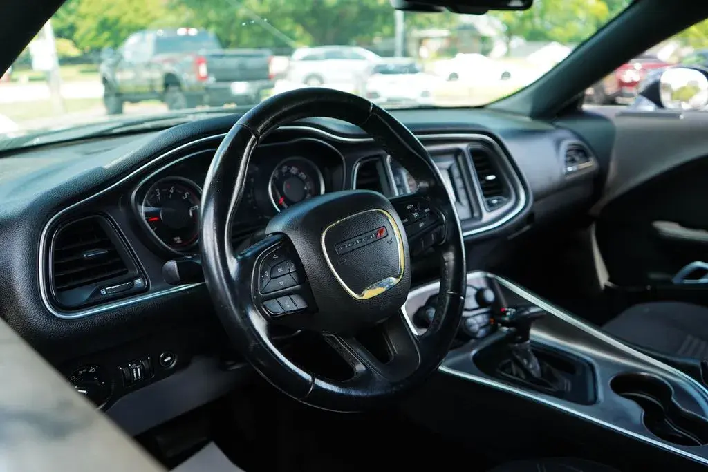 2017 Dodge Challenger SXT photo 5