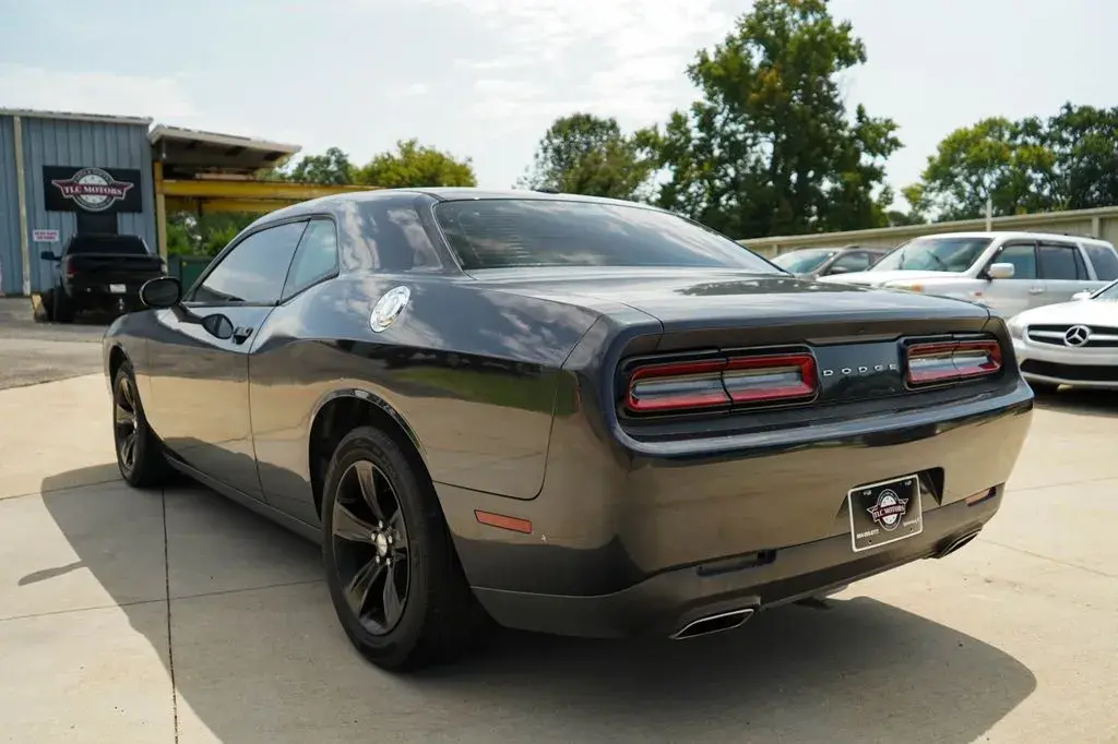 2017 Dodge Challenger SXT photo 4