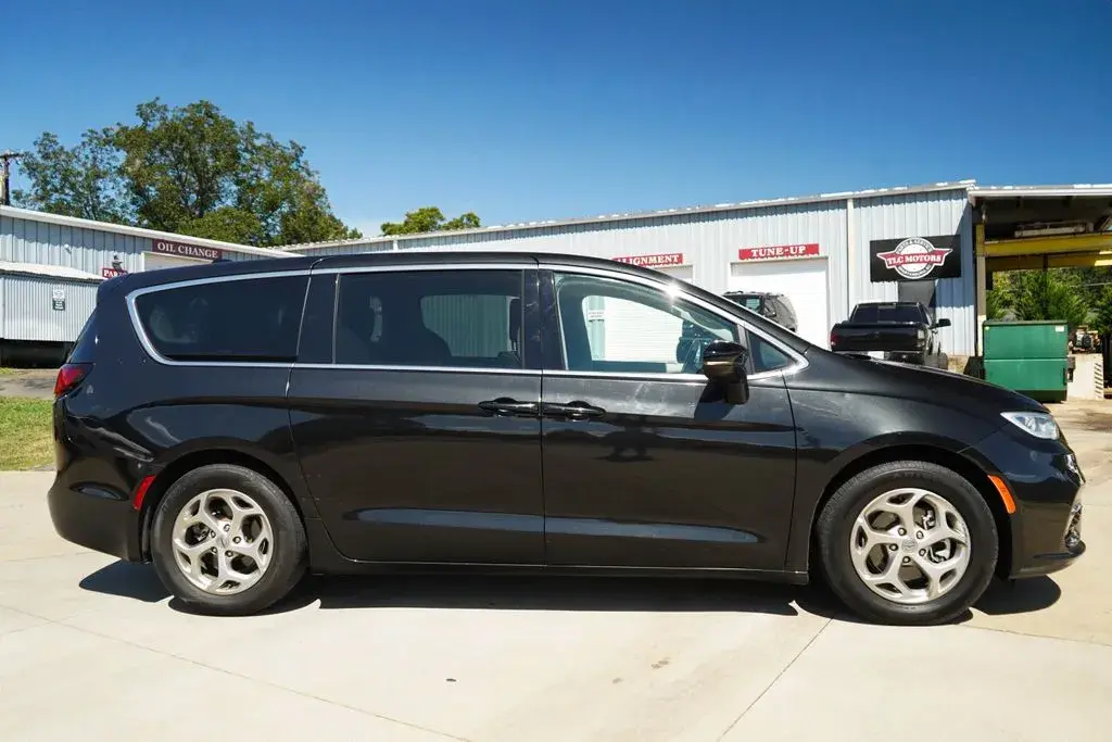 2024 Chrysler Pacifica Limited photo 3