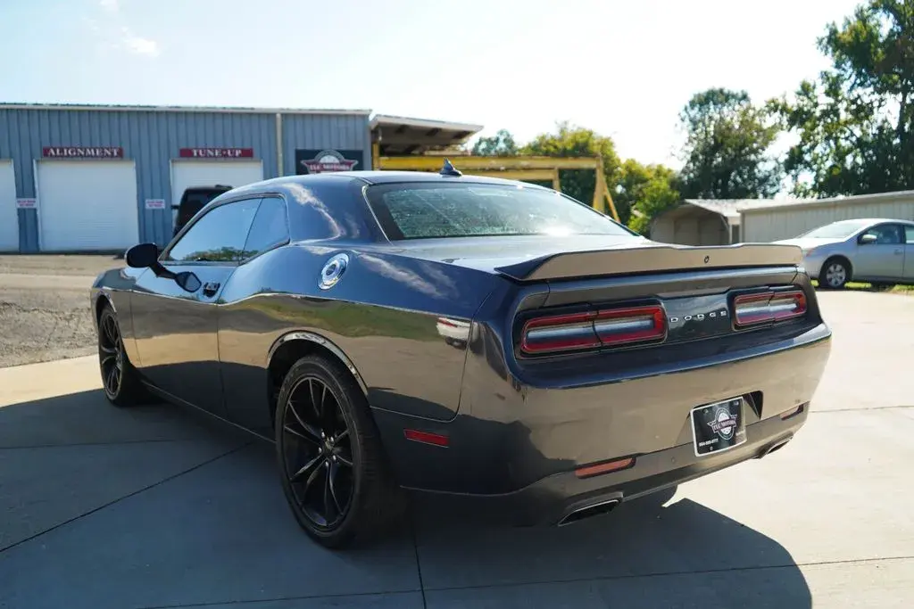 2016 Dodge Challenger SXT photo 4