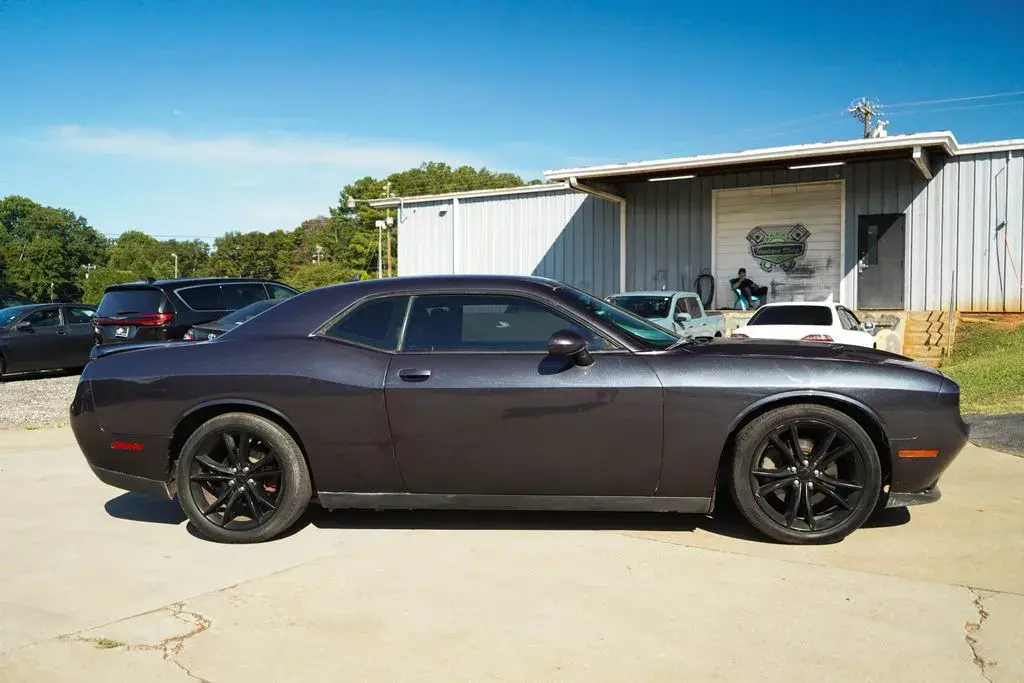 2016 Dodge Challenger SXT photo 3