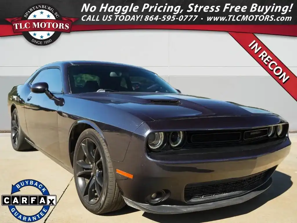 2016 Dodge Challenger SXT's photo