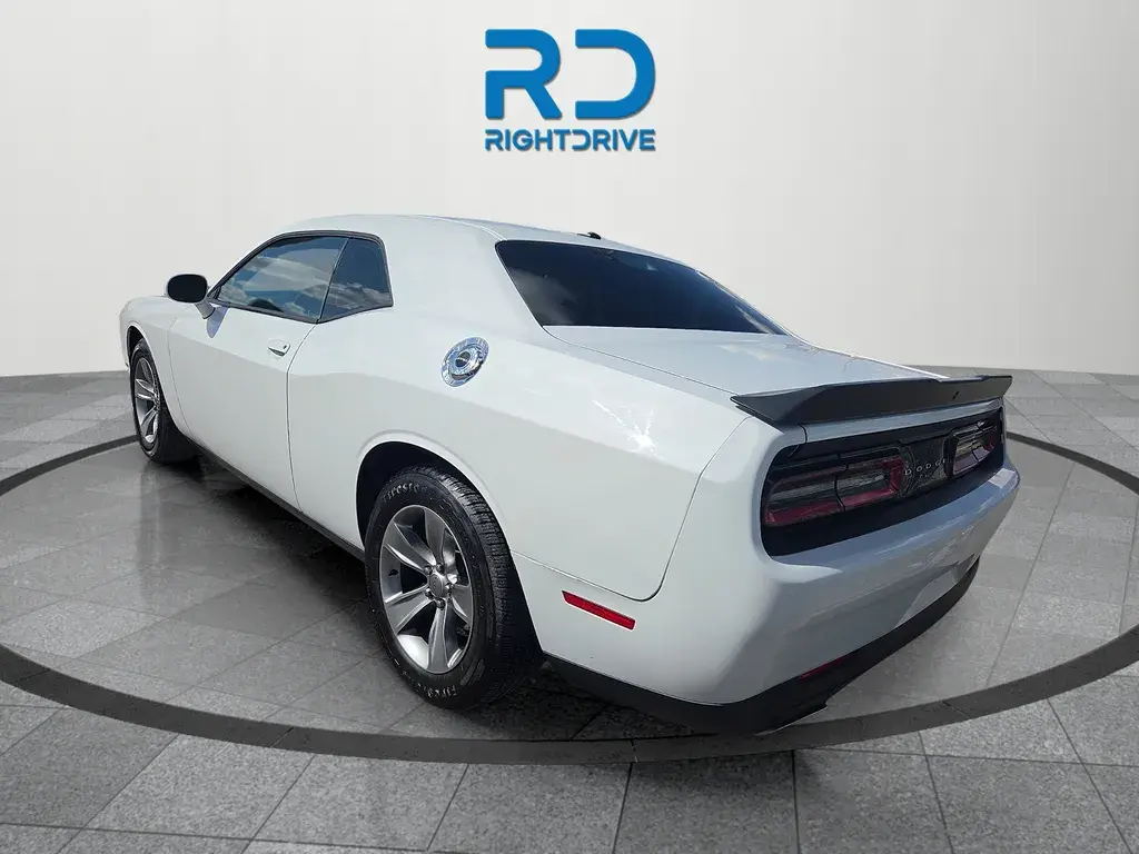 2019 Dodge Challenger SXT Auto photo 4
