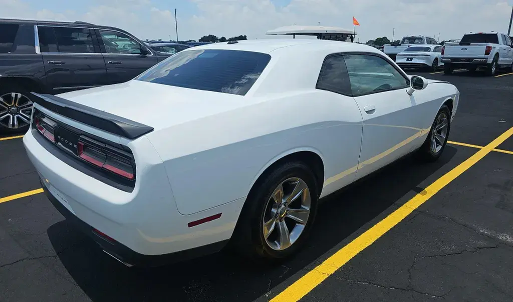 2019 Dodge Challenger SXT Auto photo 3