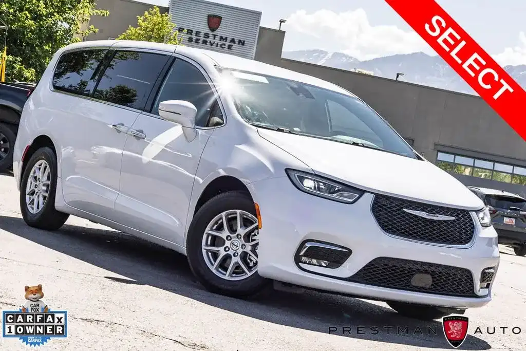 2025 Chrysler Pacifica Select's photo