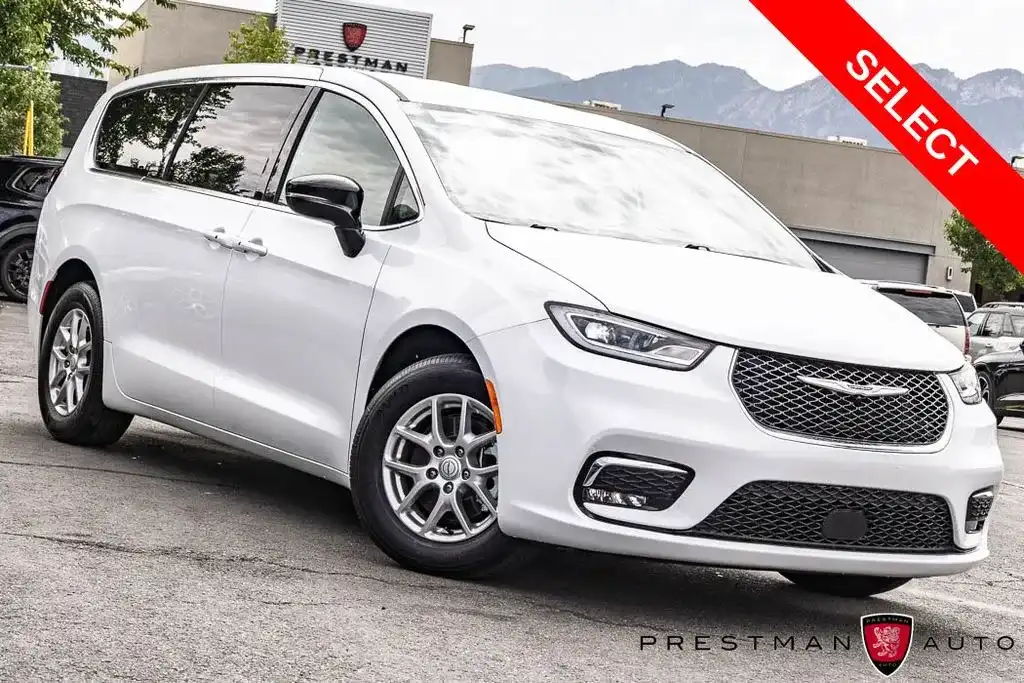 2025 Chrysler Pacifica Select's photo