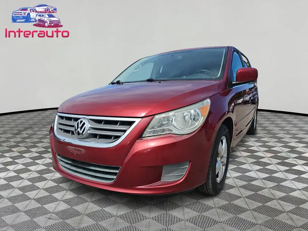 2011 Volkswagen Routan SE's photo
