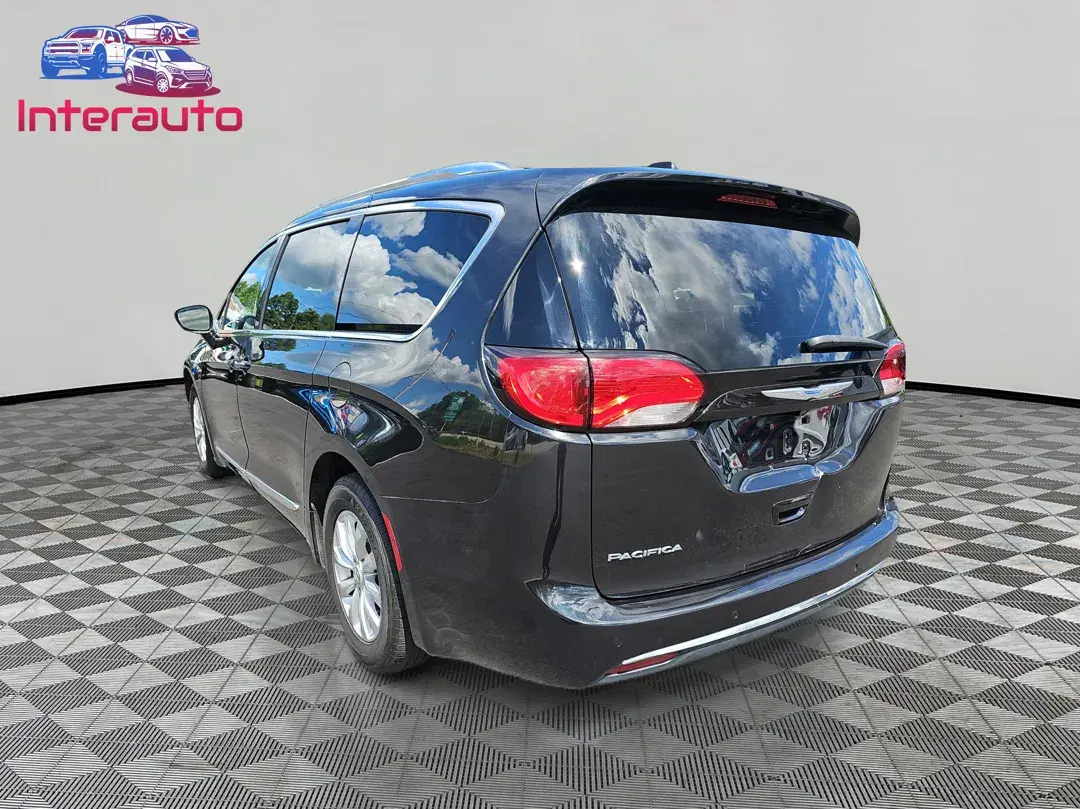 2018 Chrysler Pacifica Touring L photo 3