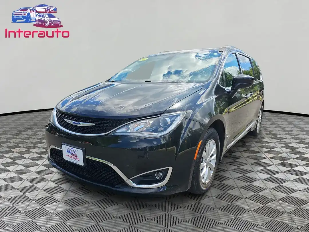 2018 Chrysler Pacifica Touring L's photo