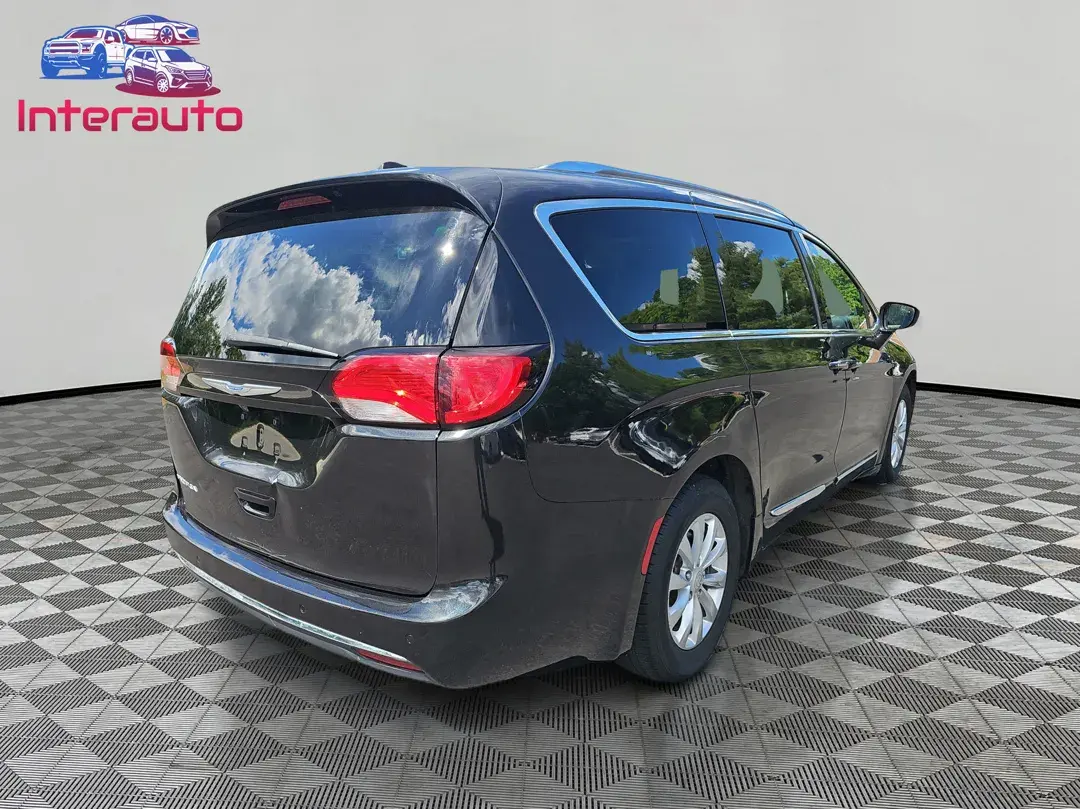 2018 Chrysler Pacifica Touring L photo 5