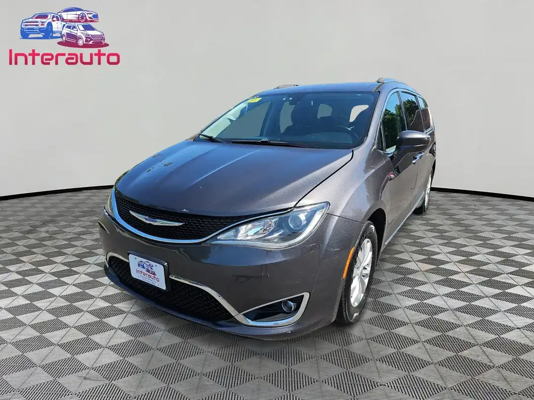 2018 Chrysler Pacifica Touring L's photo