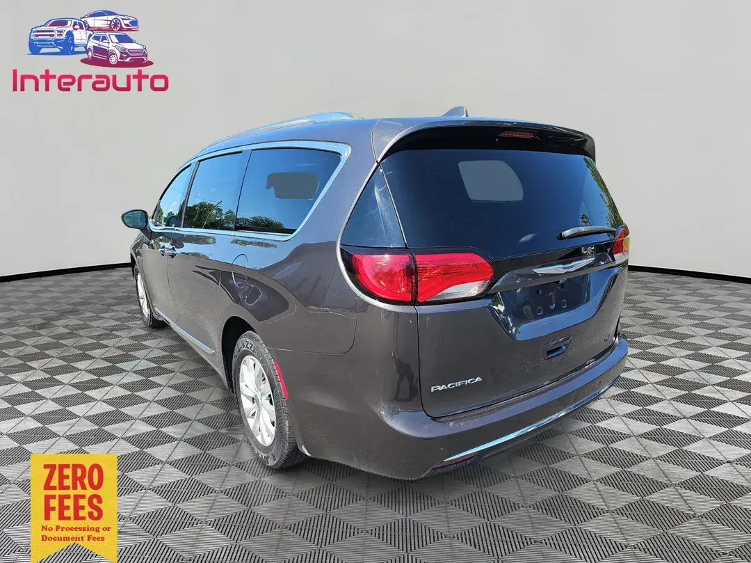 2018 Chrysler Pacifica Touring L photo 3