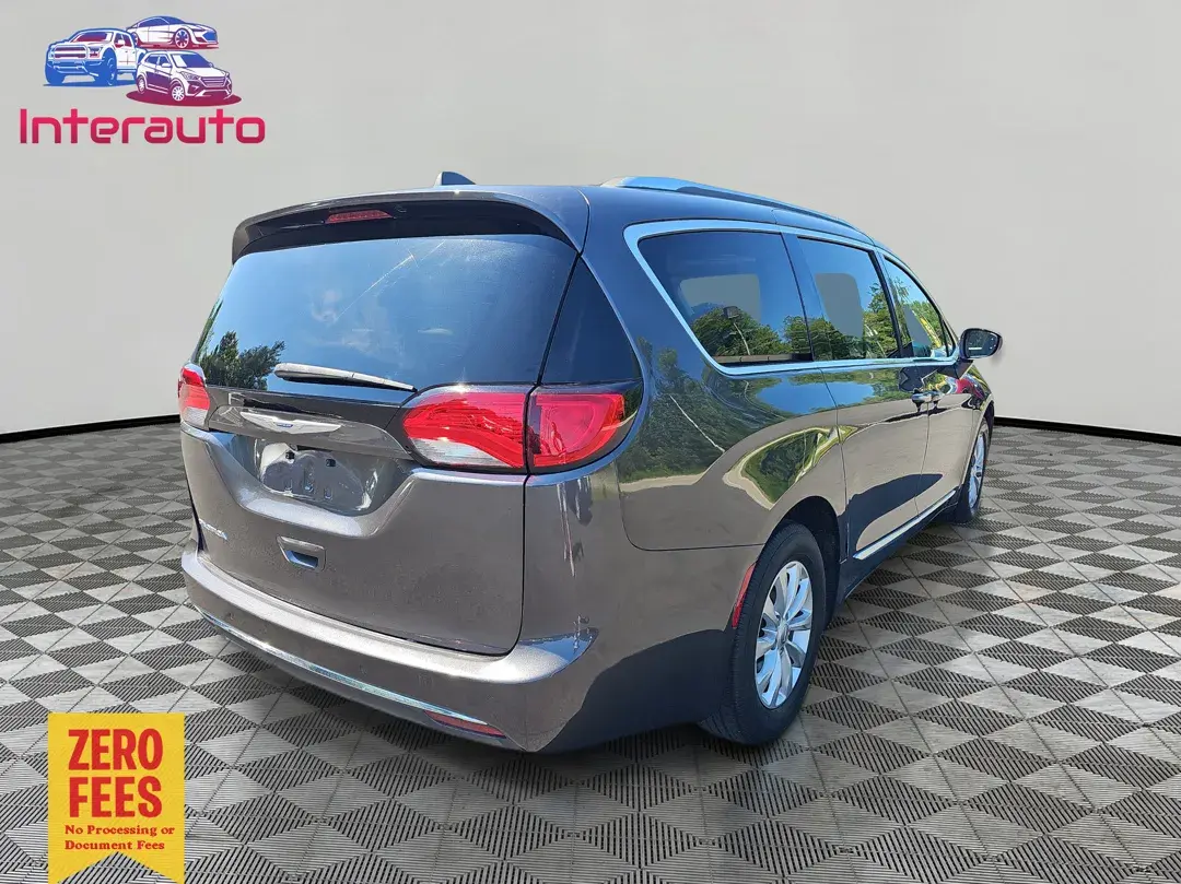 2018 Chrysler Pacifica Touring L photo 5