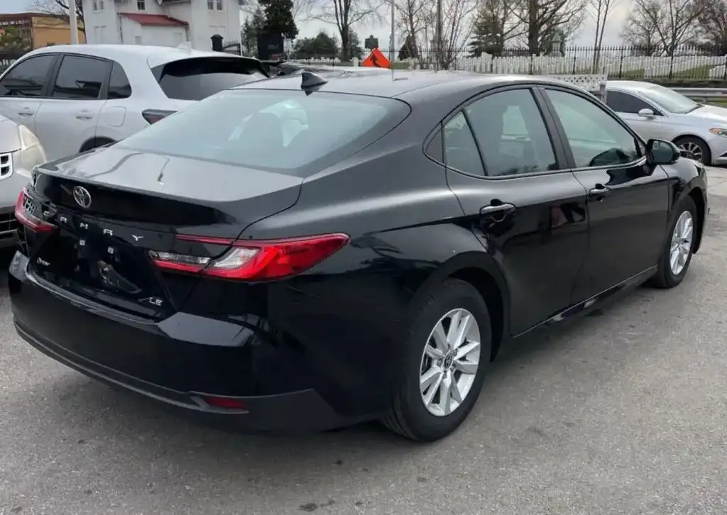 2025 Toyota Camry LE Hybrid's photo