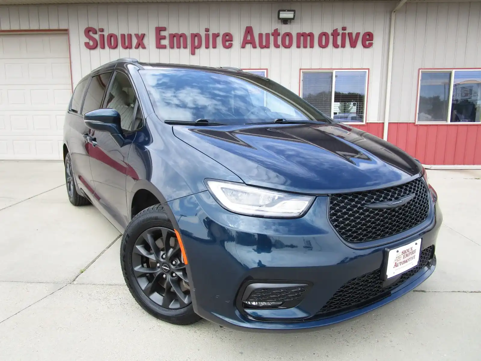 2021 Chrysler Pacifica Touring L's photo