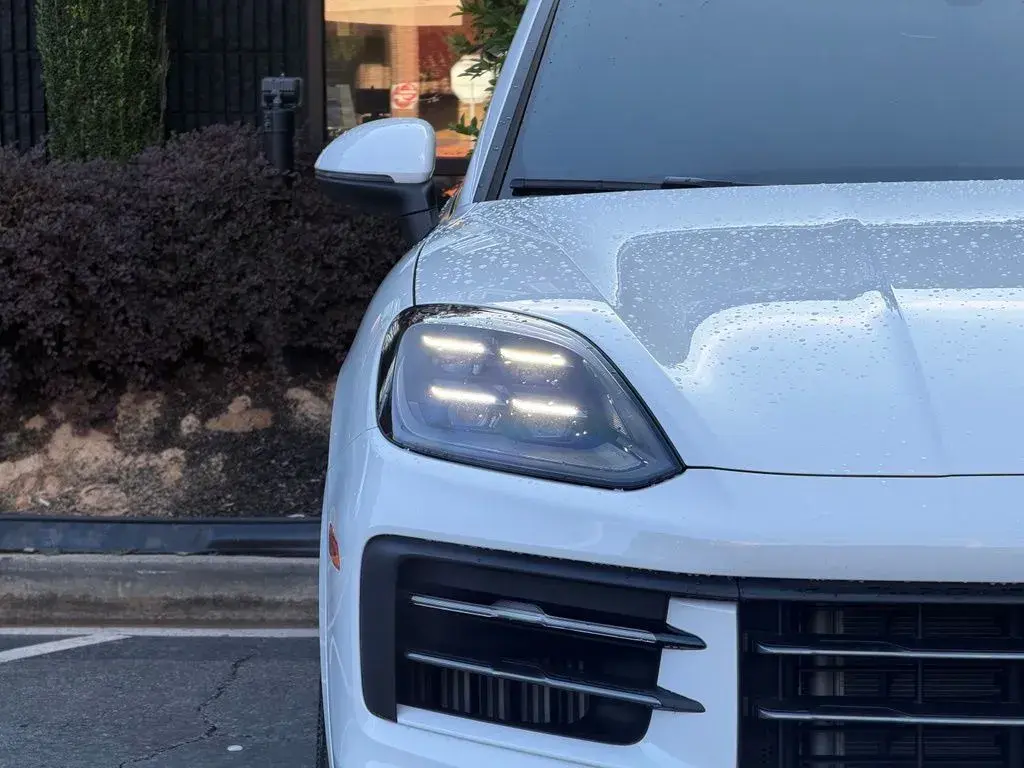 2026 Porsche Cayenne Base photo 4