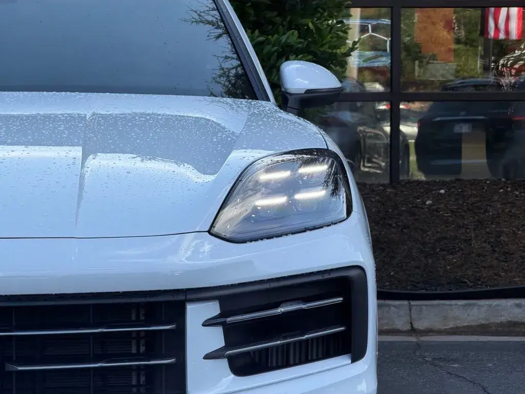 2026 Porsche Cayenne Base photo 5