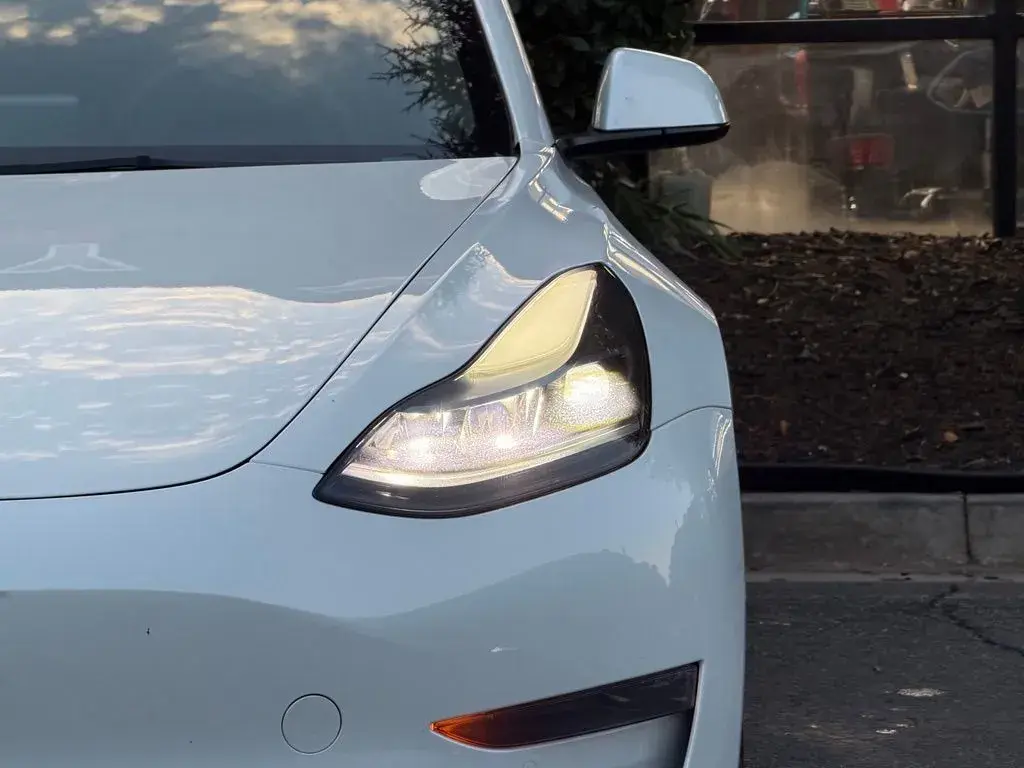 2020 Tesla Model 3 Standard Range Plus photo 5