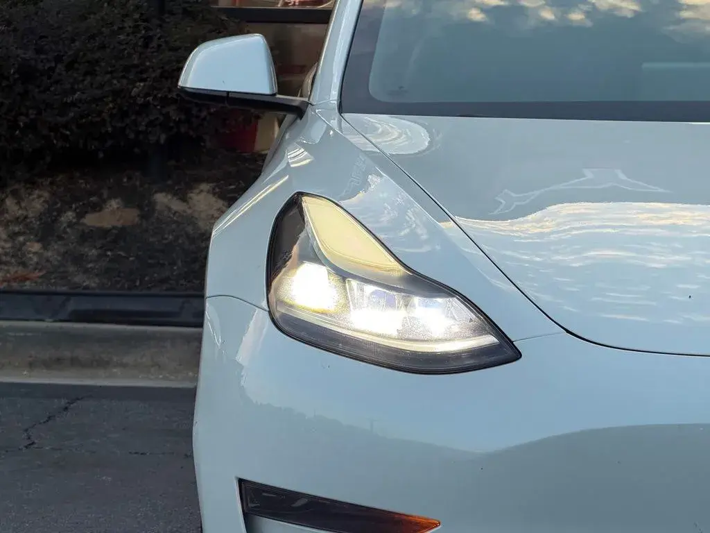 2020 Tesla Model 3 Standard Range Plus photo 4
