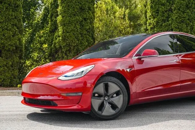 2019 Tesla Model 3 Standard Range Plus photo 3