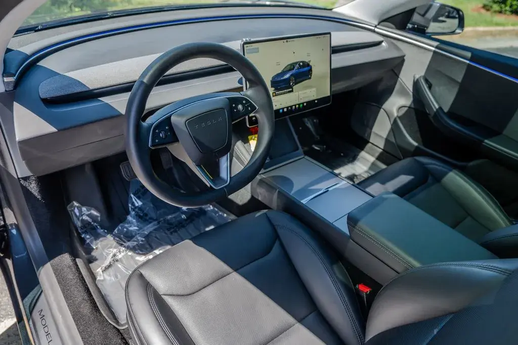 2025 Tesla Model 3 Long Range photo 4