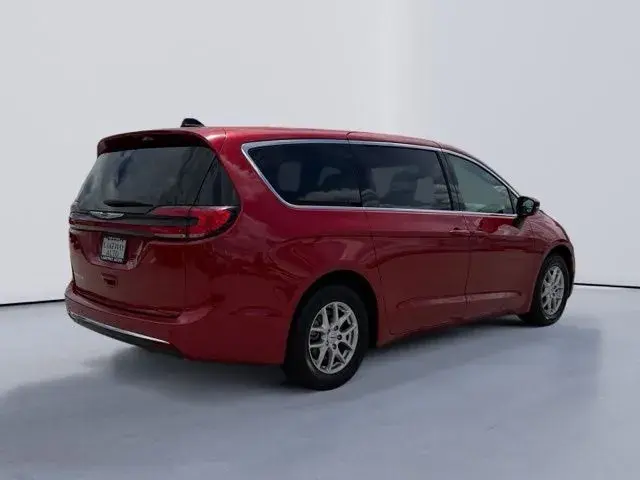 2025 Chrysler Pacifica Select photo 3