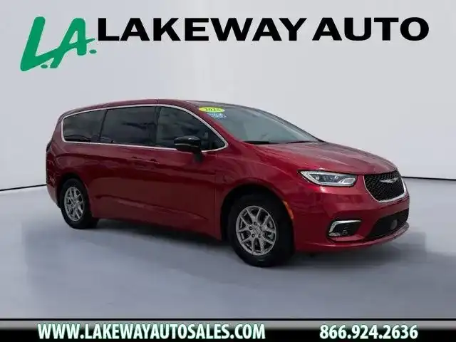 2025 Chrysler Pacifica Select's photo
