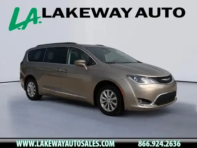 2017 Chrysler Pacifica Touring-L's photo