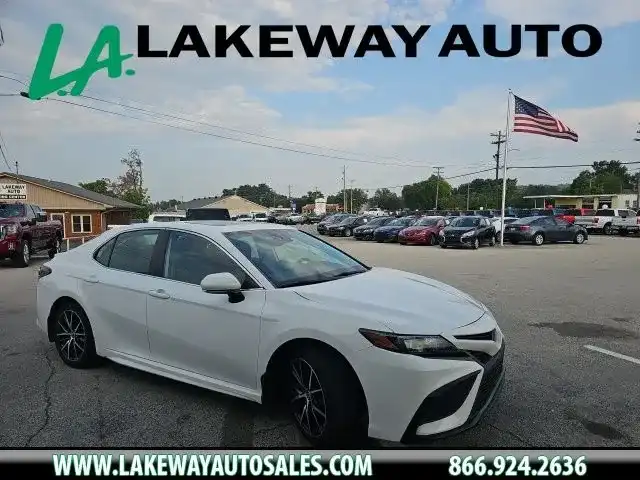 2023 Toyota Camry SE's photo