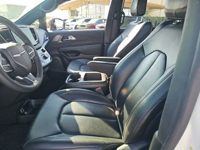 2025 Chrysler Pacifica Select photo 4