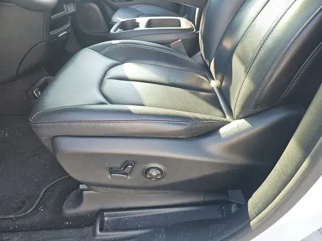 2025 Chrysler Pacifica Select photo 5