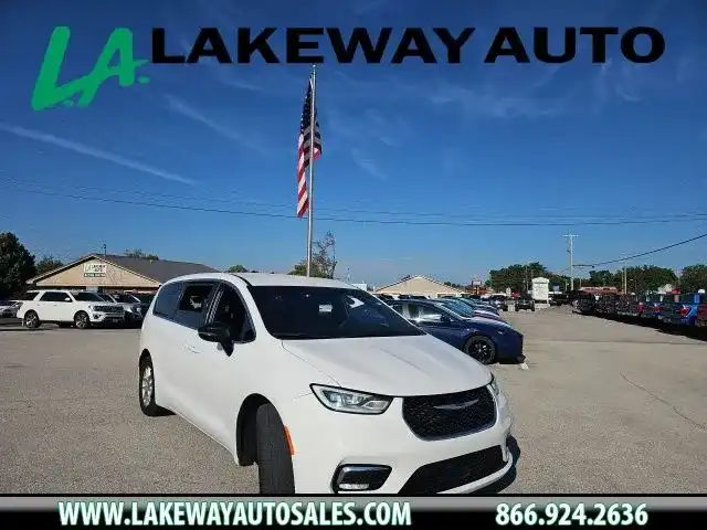 2025 Chrysler Pacifica Select's photo