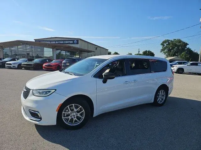 2025 Chrysler Pacifica Select photo 3