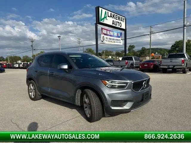 2019 Volvo XC40 T5 Momentum AWD's photo
