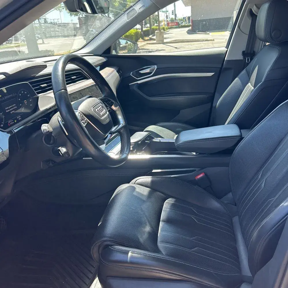 2019 Audi e-tron Prestige photo 3