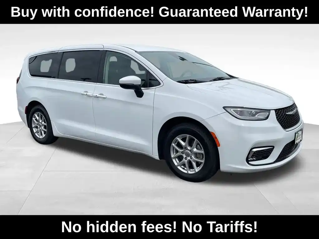 2023 Chrysler Pacifica Touring L's photo