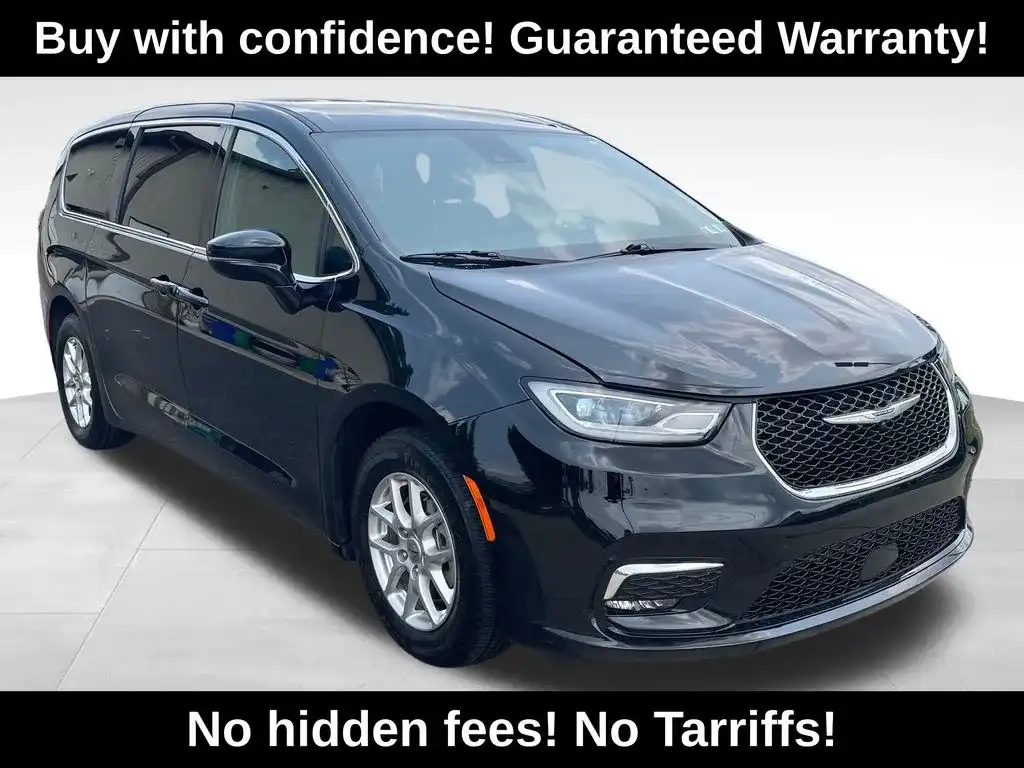 2024 Chrysler Pacifica Touring's photo