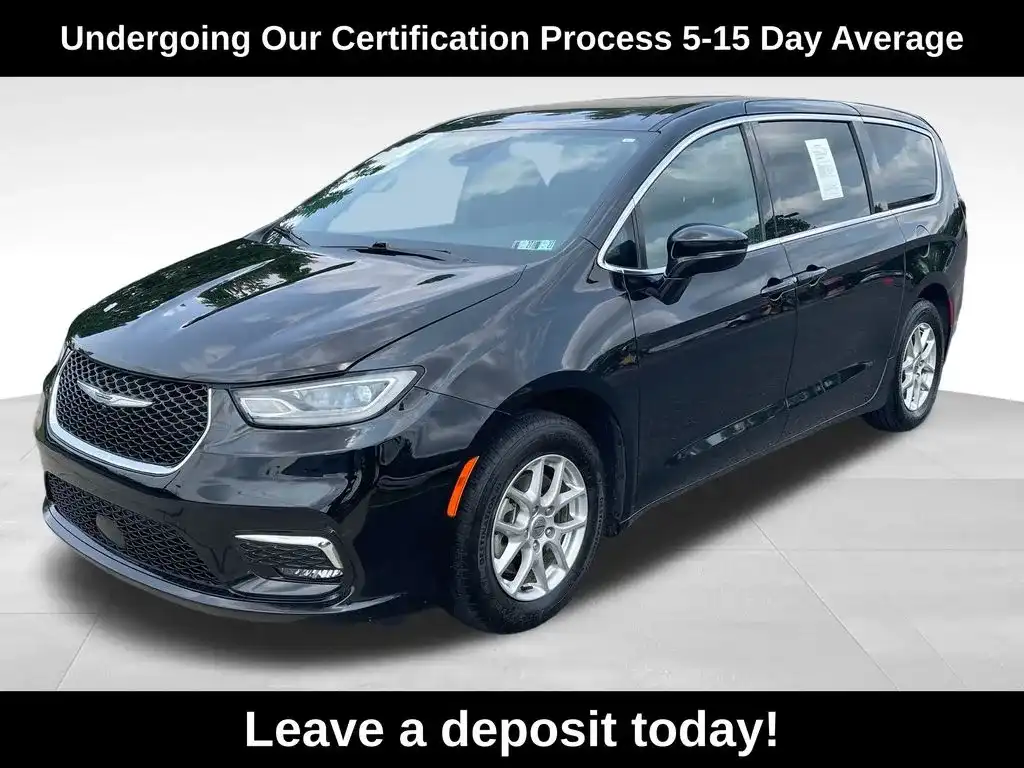 2024 Chrysler Pacifica Touring's photo