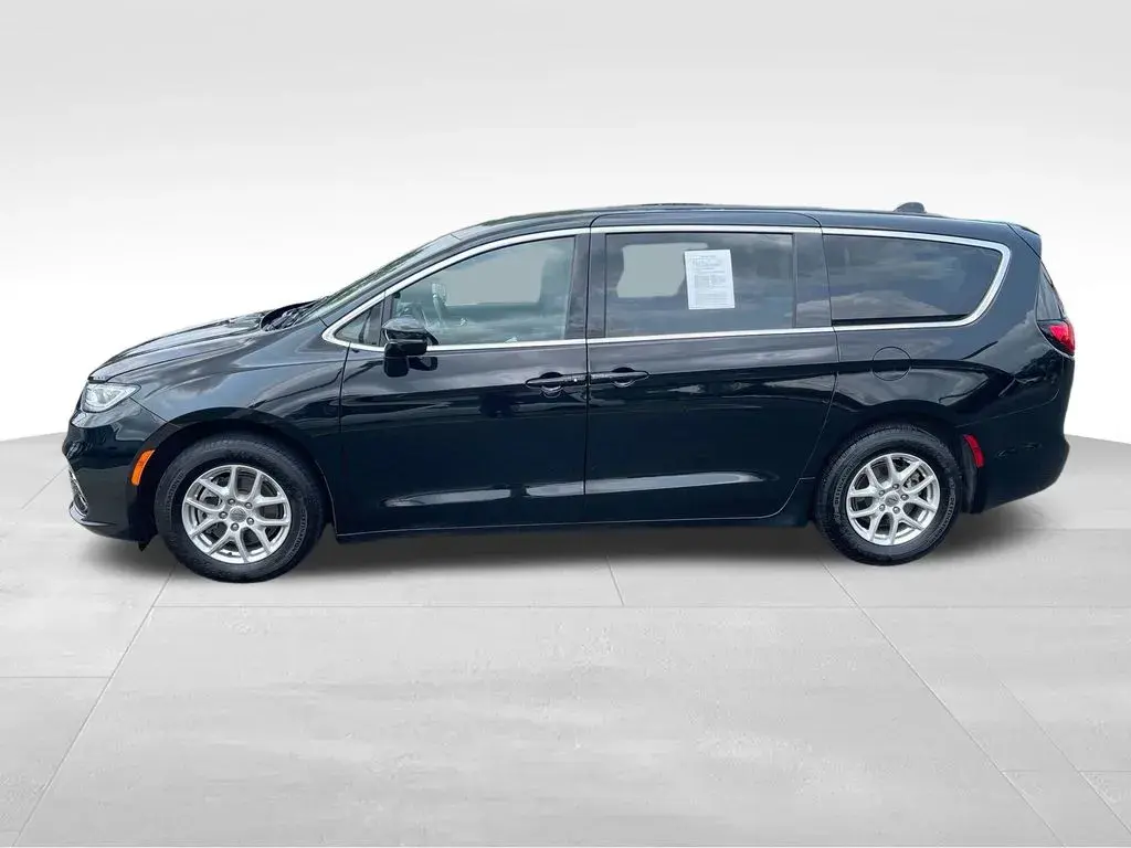 2024 Chrysler Pacifica Touring photo 5