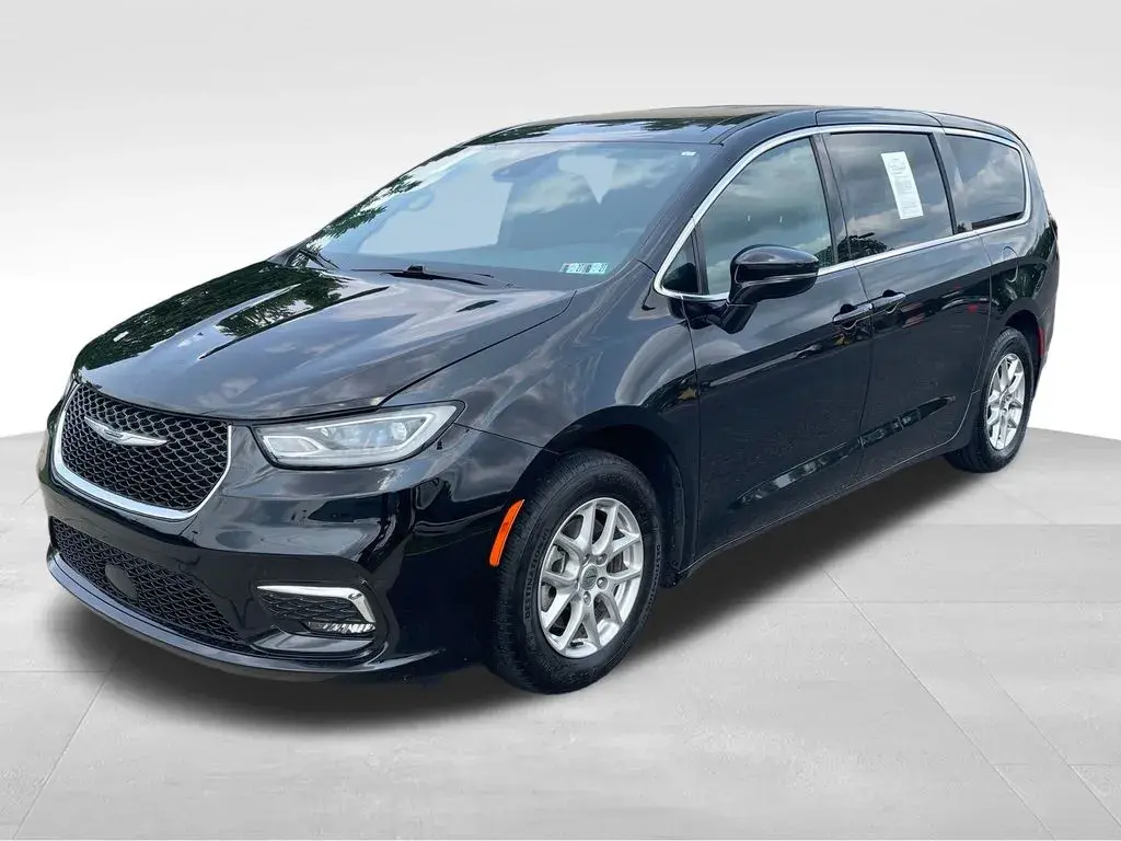 2024 Chrysler Pacifica Touring photo 4