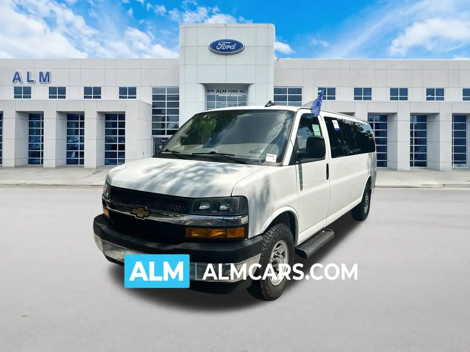 2025 Chevrolet Express 3500 LT Extended's photo