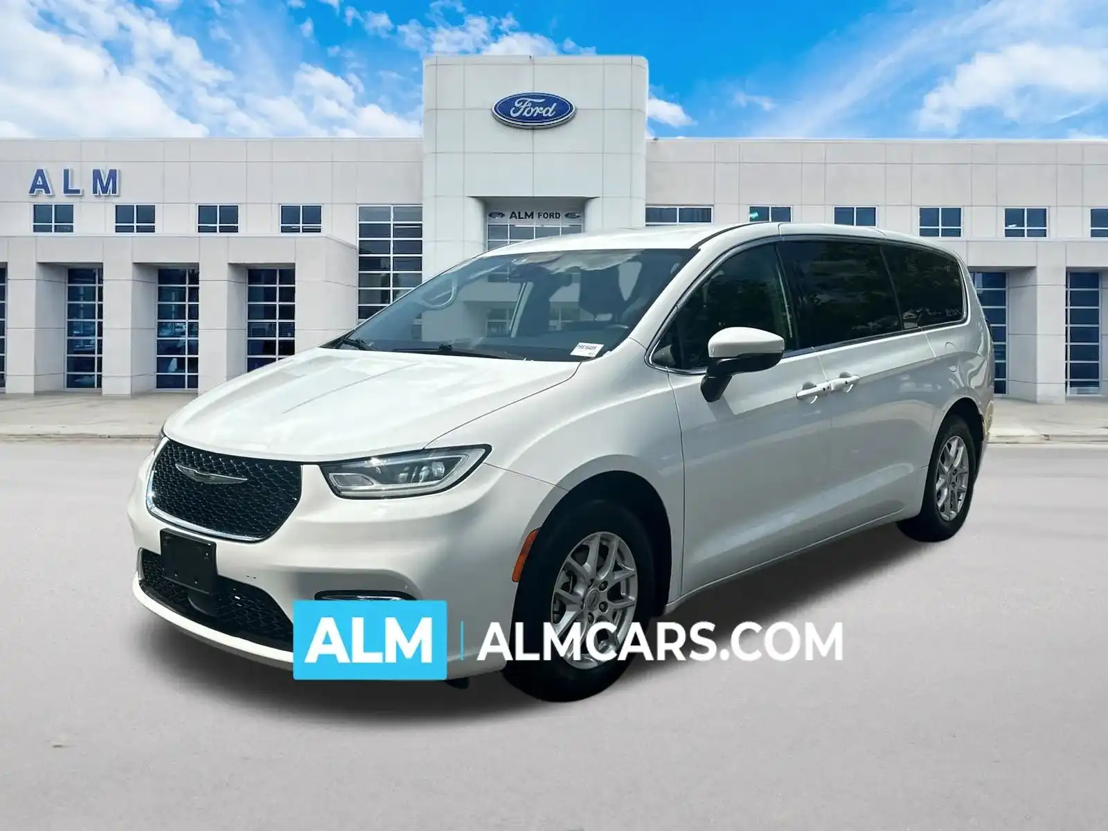2023 Chrysler Pacifica Touring L's photo