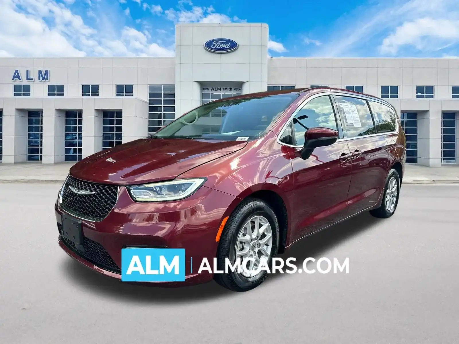 2023 Chrysler Pacifica Touring L's photo