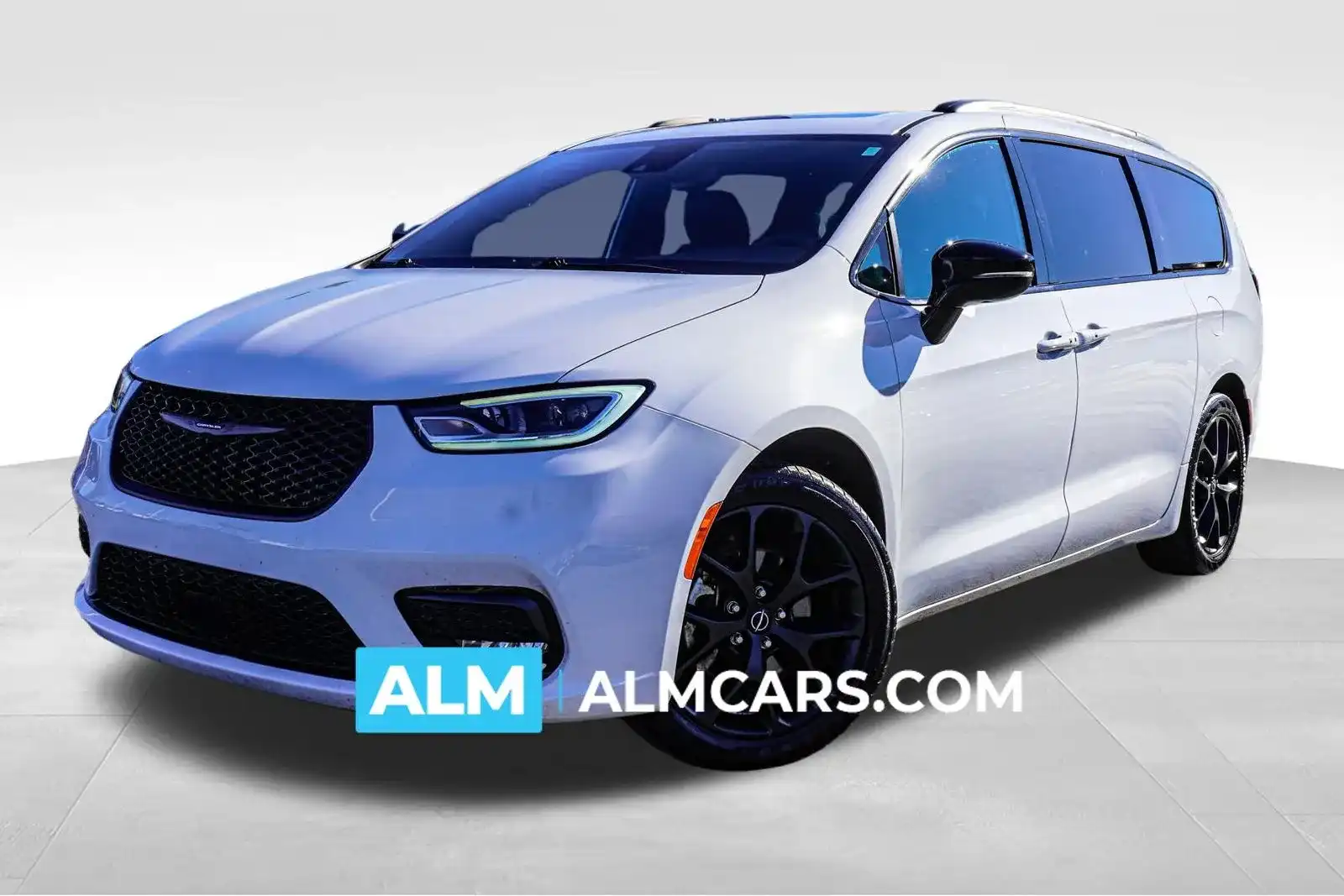 2025 Chrysler Pacifica Limited's photo
