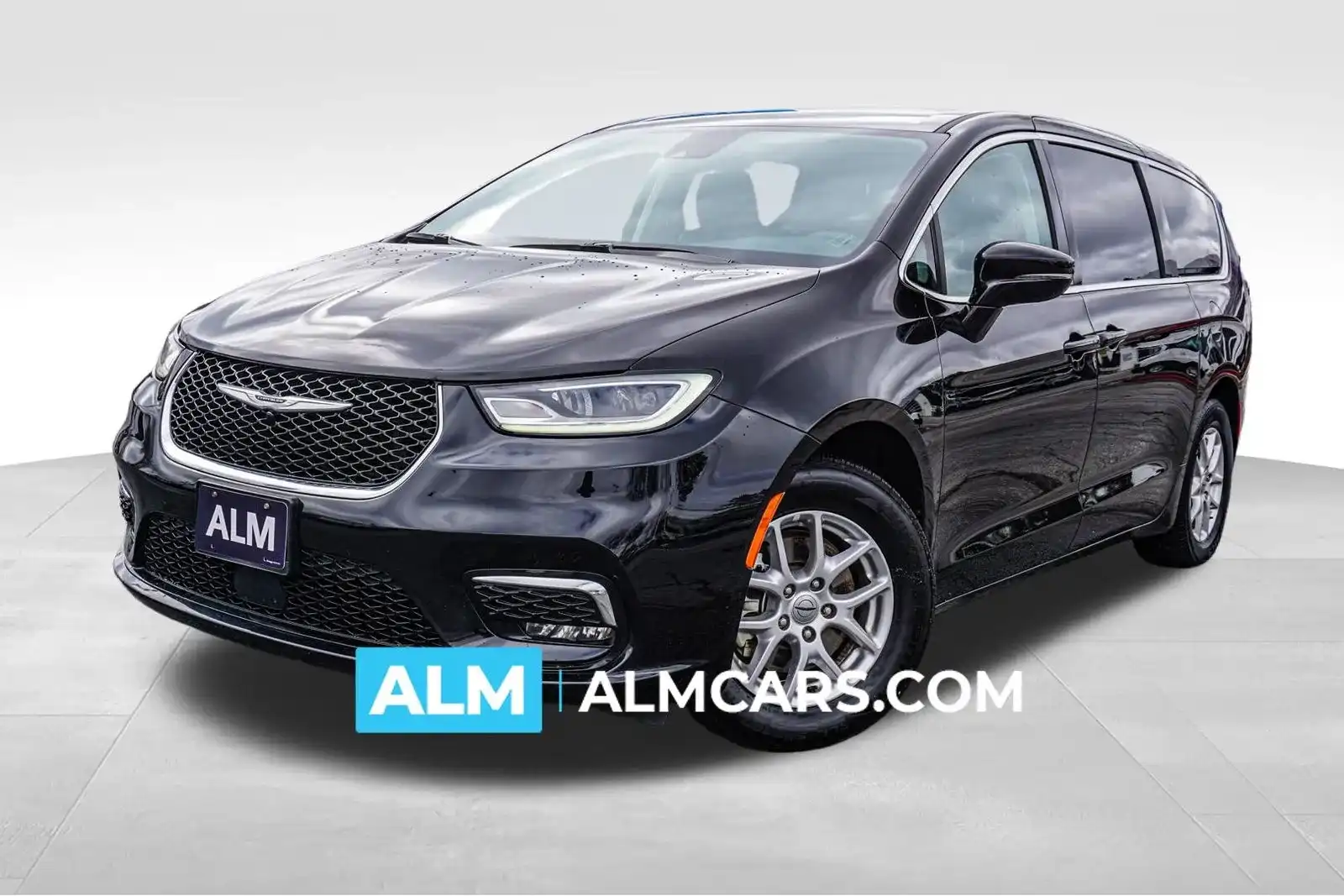2024 Chrysler Pacifica Touring L's photo