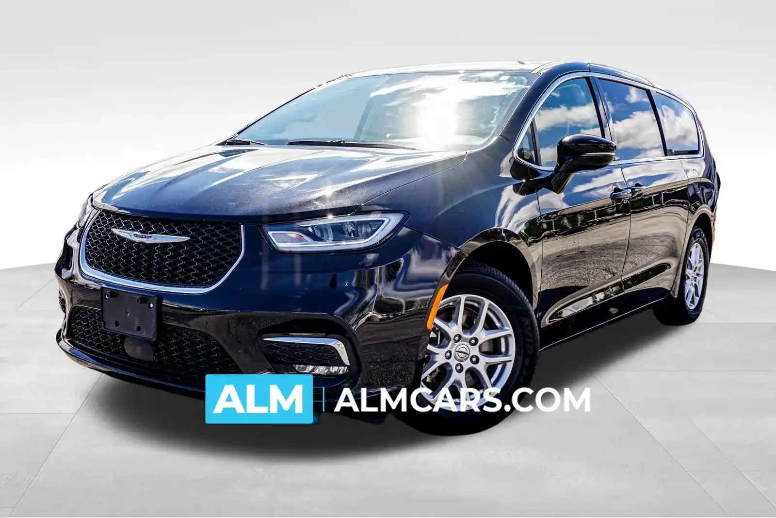 2024 Chrysler Pacifica Touring L's photo