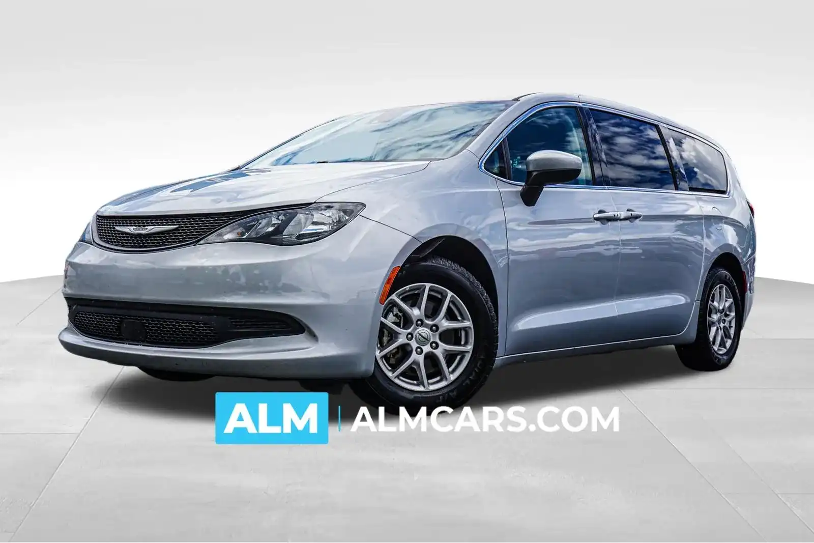 2023 Chrysler Voyager LX's photo