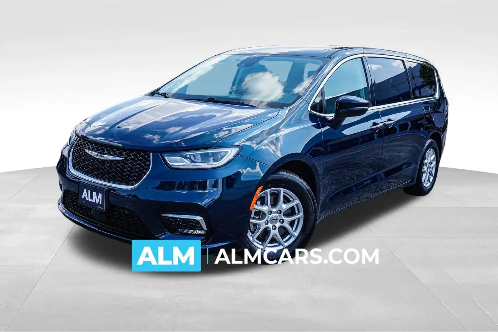 2023 Chrysler Pacifica Touring L's photo