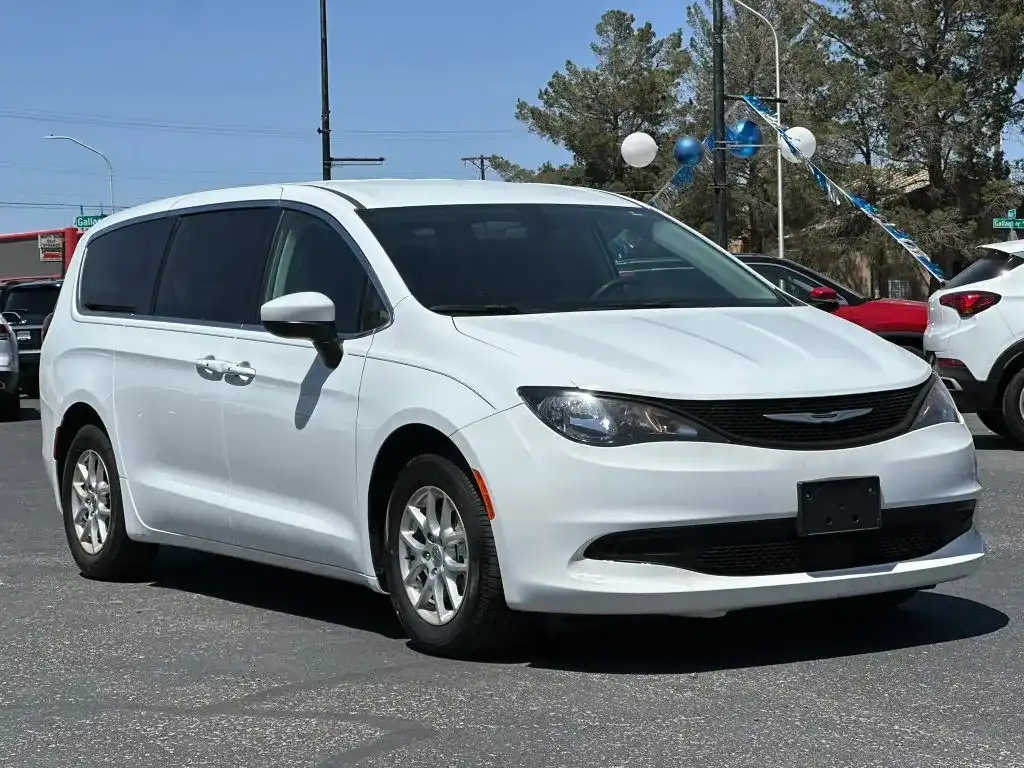 2022 Chrysler Voyager LX's photo
