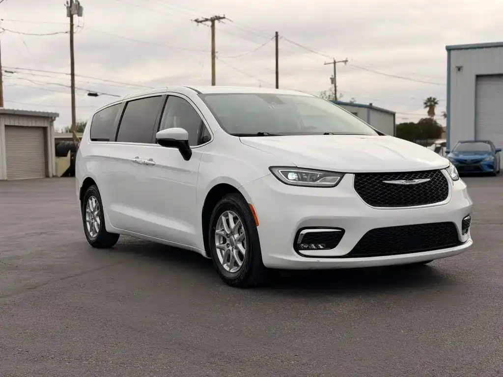 2023 Chrysler Pacifica Touring L's photo
